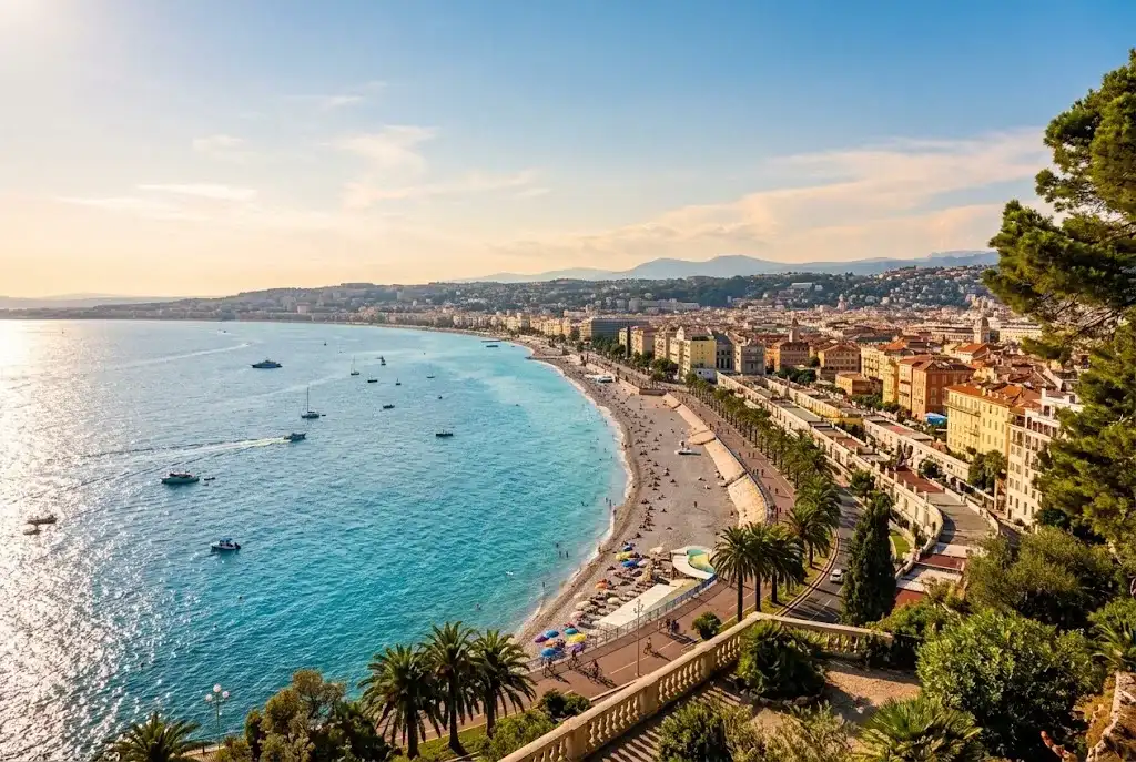 Baia degli Angeli e Promenade des Anglais a Nizza viste dalla collina del Castello