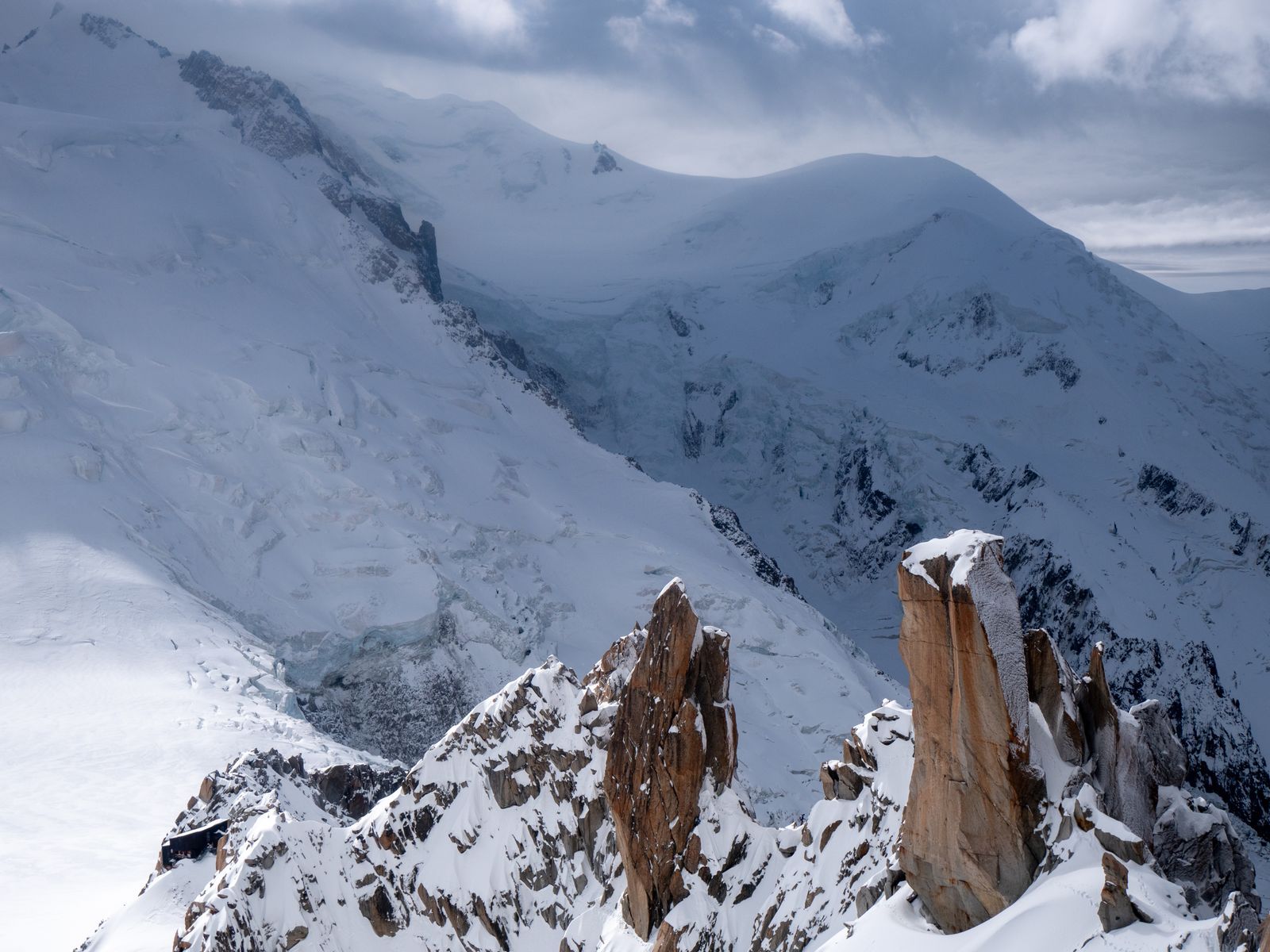 Massif du Mont-Blanc enneigé au-dessus de la vallée de Chamonix