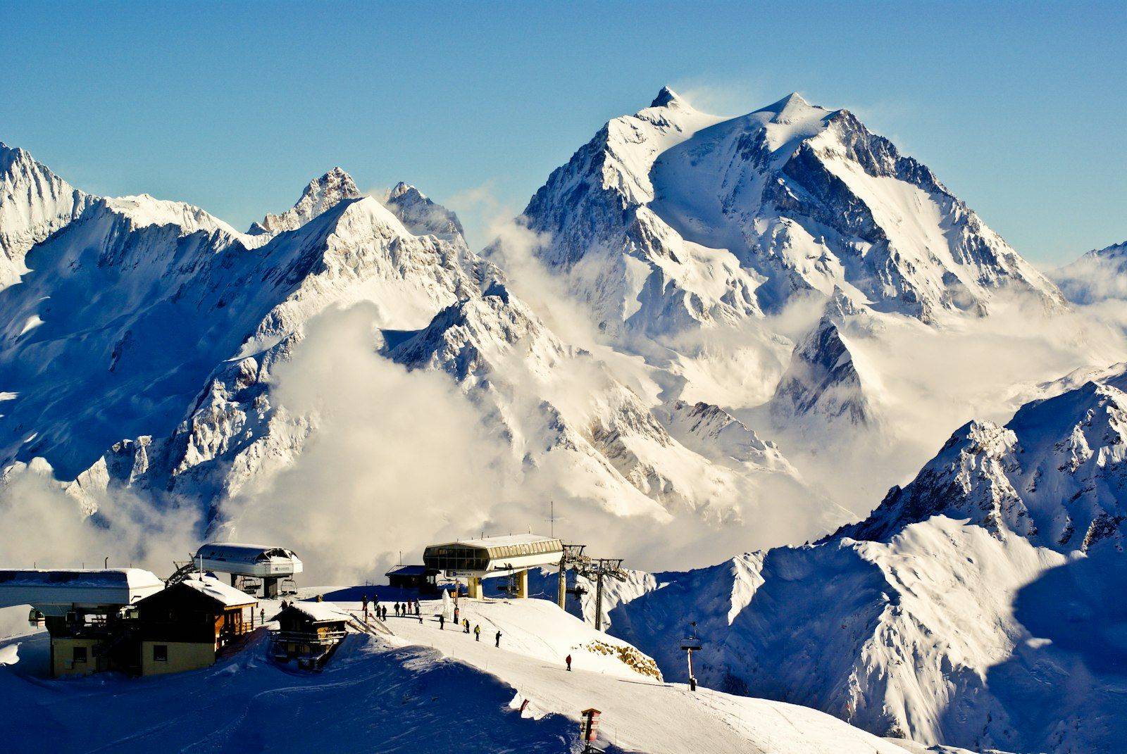 Sommet enneigé et télésiège dans le domaine de Courchevel