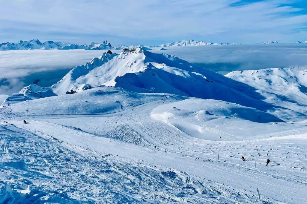 Station de Courchevel et ses pistes sous la neige